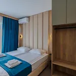 Hotel Family Deja Vu